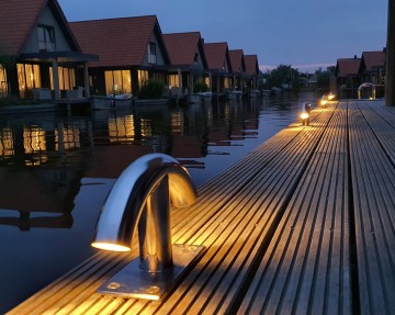 4x slm150 steigerlamp   steigerverlichting   waterstaete ossenzijl  vakantiewoningen aan het water met eigen aanlegsteiger en boot in overijssel ossenzyl  verlichting aan het water   tuinverlichting