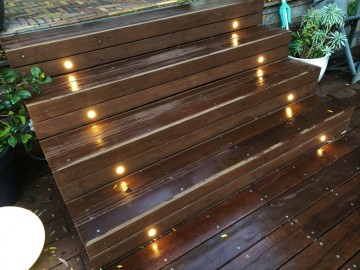 8 inbouwspotjes in houten trap   vlonder   beschoeiing   schoeiing   keerwand   vlonderplank   tuinverlichting