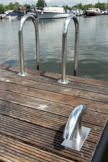 Aanlegsteiger opknappen   steigerlampen   bolders   steigerstootranden   sloep aanleggen   steigerverlichting   zwemtrap bijgesneden