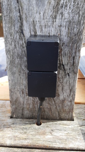 Dubbele wandcontactdoos   zwart   aanlegsteiger   waterbouw   meerpaal   buiten   ip55   verticaal   niko hydro wcd   2   voudig randaarde   opbouw