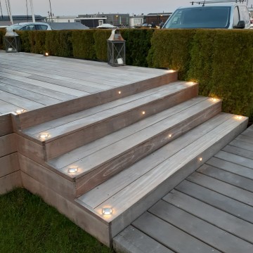 Hardhouten trap met verlichting   tuinverlichting   vlonderspotjes   vlonderverlichting   steigerverlichting   steigerspotjes   trapverlichting   ledspotjes op trap buiten 0