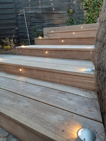 Opbouwspotjes vlonder 1   warm licht    trapverlichting   vlonder   trap   vlonderlampjes   led   harthout   verlichting trap tuin