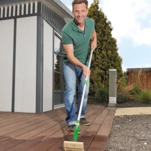 Osmo vloerborstel   olie aanbrengen op vlonderhout terras   vlonder behandelen met terrasolie