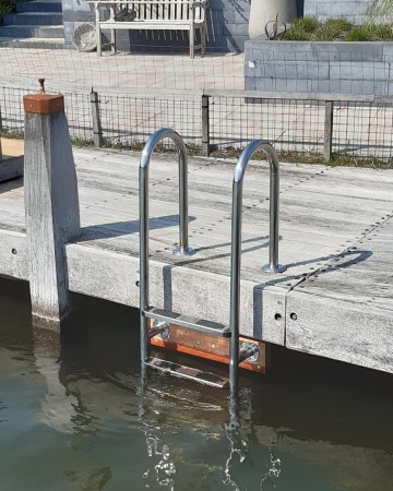 Roestvrijstalen zwemtrap   steigertrap   steiger   vlonder   zwemvijver   zwembad   zwemladder   roestvrij staal 304 gepolijst