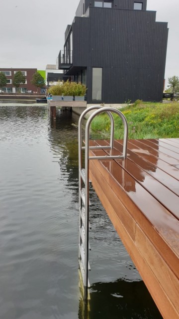 Rvs zwemtrap   8 treden   steiger trap   zwem ladder   geborstelde buis   steigertrap   kadetrap