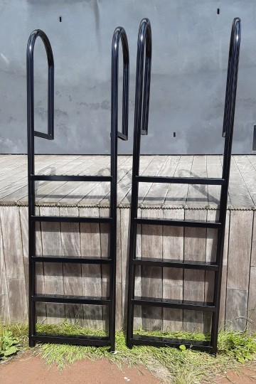 Rvs zwemtrap zwart   speciaal   steiger trap   zwem ladder   geborstelde buis   5 treden  hoge beugel   zwemvijver   beschoeiing   schoeiing   damwand