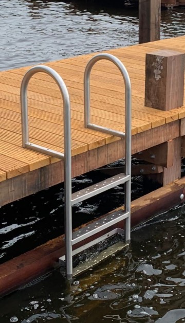 Rvs304 zwemtrap   steiger   5 treden   met afstandhouder 1