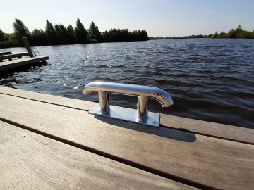 Slm550   steigerlamp   bolder en verlichting in een   rvs   boot   lamp