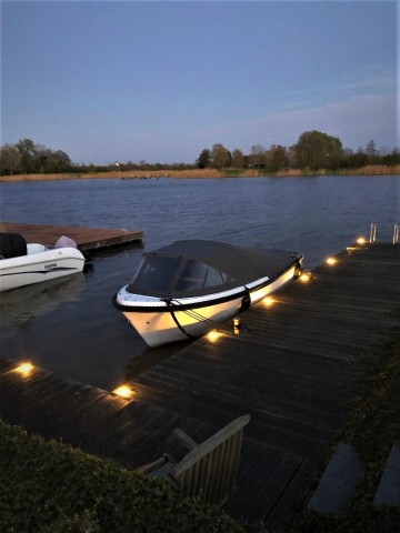 Spotjes   steiger   vlonder   insteek haven   verlichting   sloep   wonen aan het water   tuin aan het water
