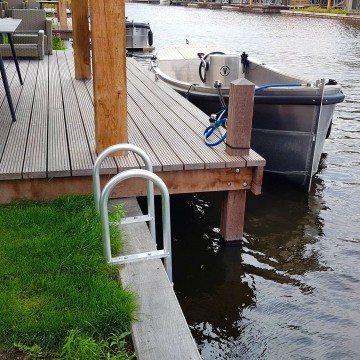 Steiger   zwemtrap   aluminium   steigertrap   3   of   5   treden   aanlegsteiger   vlonder   hardhout   aanleggen   beschoeiing   waterstaete vakantiehuis aan het water