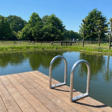 Steiger   zwemtrap   aluminium   steigertrap   3   of   5   treden   aanlegsteiger   vlonder   hardhout   aanleggen   beschoeiing   zwemvijver