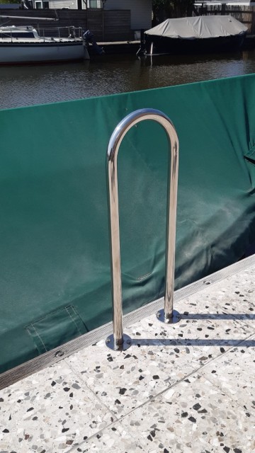 Steiger steun   instapsteun   steiger beugel  voor veilig instappen uitstappen  rvs gepolijst   kadebeugel