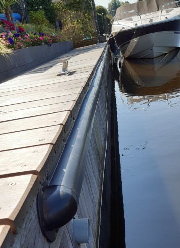 Steiger stootrand profiel 120cm doorlopend profiel   steigerbumper   zwart steiger steigerbeschermen   steigerrand   aanmeren   afmeren   bolder