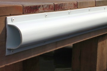 Steiger stootrand profiel doorlopend   steigerbescherming   bootbeschermen met aanmeren   wit zwart blauw