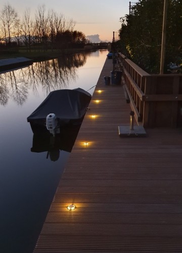 Steiger verlichting   steigerverlichting   vlonderverlichting   led verlichting vlonderterras   steiger lamp   vlonderlampjes   vlonderspotjes   hard hout vlonder   tuin en terras aan het water
