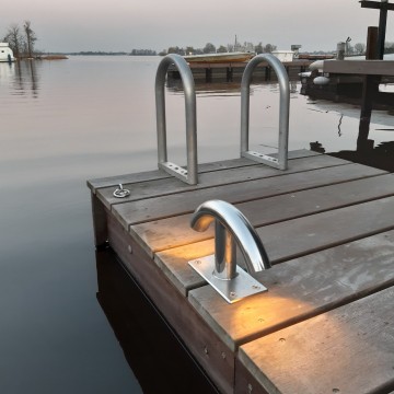 Steigerlamp   slm150   rvs gepolijst   bolder   verlichting   steiger   vlonder   haven   jachthaven   steigertrap   zwemtrap 0