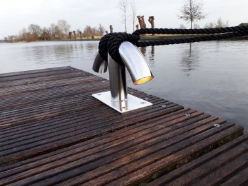 Steigerverlichtingnl   steigerlamp   bolderlamp   verlichting op steiger   aanlegsteiger   rvs haven lamp   aanmeren van boot aan lamp