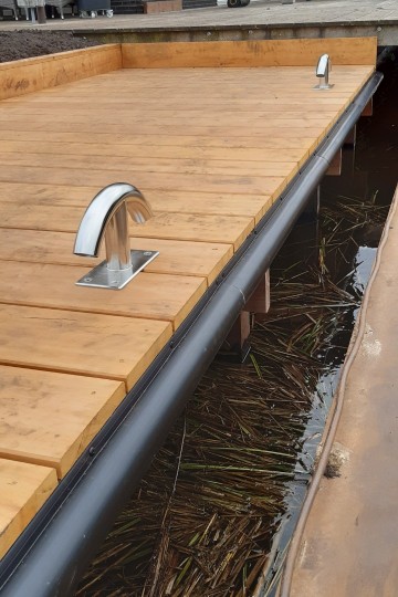 Stoot rand steiger   steigerbumper   pro dock profiel   zwarte stootrand   steigerfender zwart   met 2x bolder verlichting steigerlamp slm150