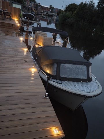Terras aan het water met verlichting   wonen aan vaarwater   vlonderterras   vlonder lampjes steigerverlichting   sloep