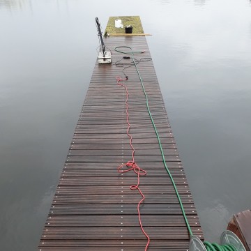 Vieze steiger   aanlegsteiger   vlonderplanken   reinigen   renovatie   opknappen   schoonmaken   osmo power gel   steigerverlichtingnl   schrobmachine bijgesneden 1