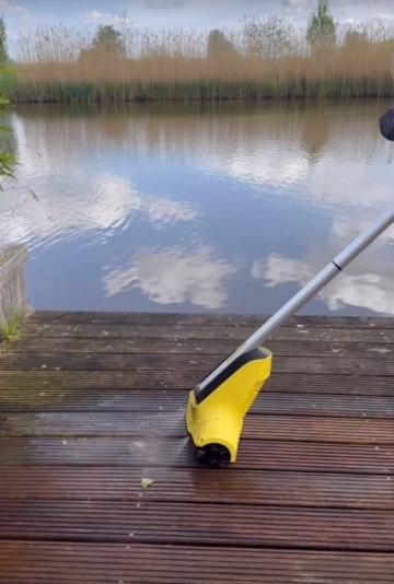 Vlonder   vlonderplanken   steigerplanken   reinigen   schoonmaken   groene aanslag verwijderen   elektrische borstelmachine 1
