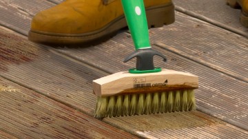 Vlonder schoonmaken borstel met owergel   osmo borstel   vieze vlonder   schrobben