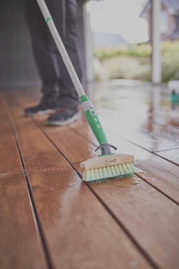 Vlonder schoonmaken borstel met powergel   osmo borstel   vieze vlonder schrobben reinigen