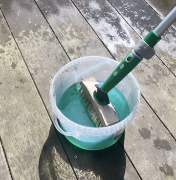 Vlonder schoonmaken borstel met powergel houtontgrijzer   osmo borstel   vieze vlonder schrobben reinigen