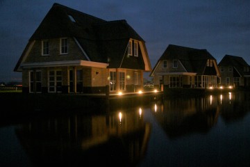Watervillas friese meren  steigerverlichtingnl  vlonderterras  aanlegsteiger verlichting watervilla  vakantievilla aan het water 4 1