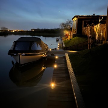 Wonen aan het water   sloep   steigerlampjes   vlonderlampjes   inbouwspotjes   vlonderverlichting   terras   vlonder   steiger   inbouw led lampjes