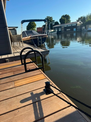 Zwarte bolder   bolders aanlegsteiger   rvs   poedercoating   steigertrap   woonark   woonschip   arkenbouw   vlonder   zwemtrap en zwarte bolder