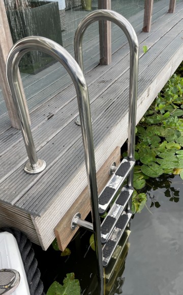 Zwemtrap   steigertrap   zwemladder   steigerladder   rvs   zwemmen   wonen aan het water   tuin aan het water 1