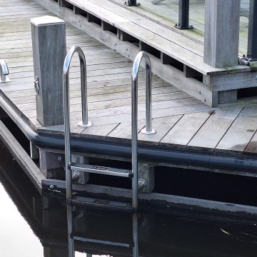Zwemtrap steiger rvs 4 of 5 treden   afstandhouders   hoge beugel   anti slip   steigertrap   zwemladder   aanlegsteiger trap   roestvaststaal trap
