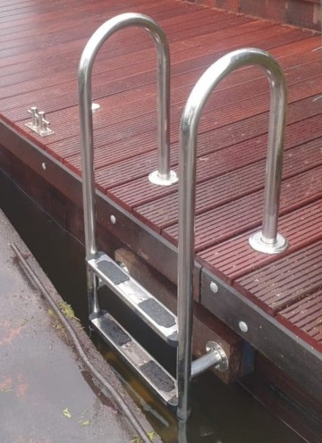 Zwemtrap steiger rvs 4 of 5 treden   afstandhouders   hoge beugel   anti slip