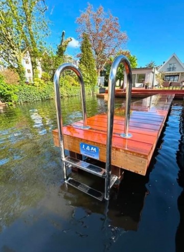 Zwemtrap steiger rvs 4 of 5 treden   lam steigerbouwer   waterwerken    glimmende steigertrap   vlondertrap   kadetrap   afstandhouders   hoge beugel   anti slip