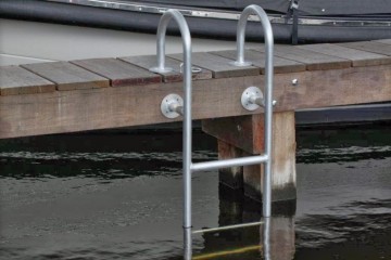 Zwemtrapaluminiumtrapsteiger4tredenrondebuisbreed